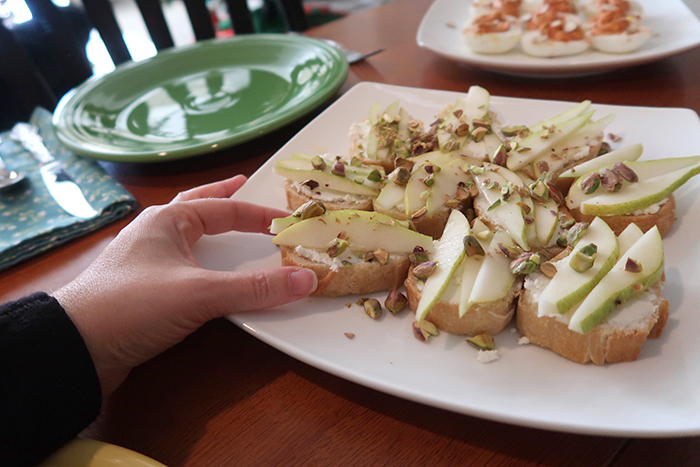 pear goat cheese crostini